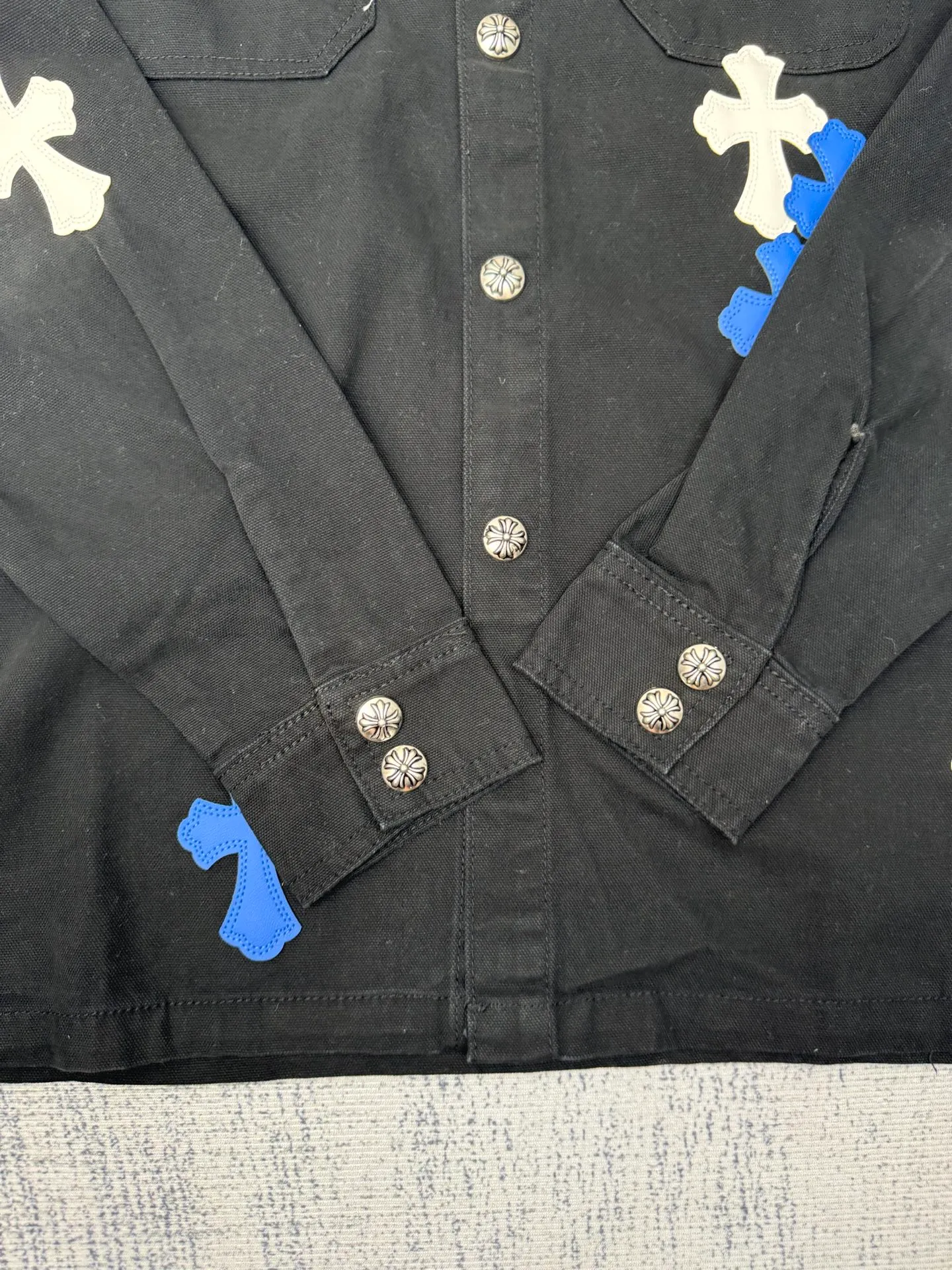 P590 Chrome Heart CH leather workwear denim jacket Size: S/M/L The original version was purchased for HK26,680 and developed for 25 years as a new series. It is made of high-ounce twill denim fabric (the color is exclusive blackish blue, distinguishing it from pure black on the market), and the two-color cross is artificial leather (all individually dyed, with the same texture and no color difference). The stitch length, thread color, and wiring of the car are exactly the same. The inner leather is made of first-layer calfskin, with regular cross stitching, special machine sewing and edge stitching, 925 silver electroplated hardware, and consistent oxidation and distressing effects.